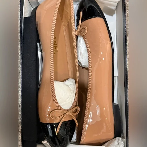 CHANEL Beige and Black Ballet Flats - Picture 6 of 9